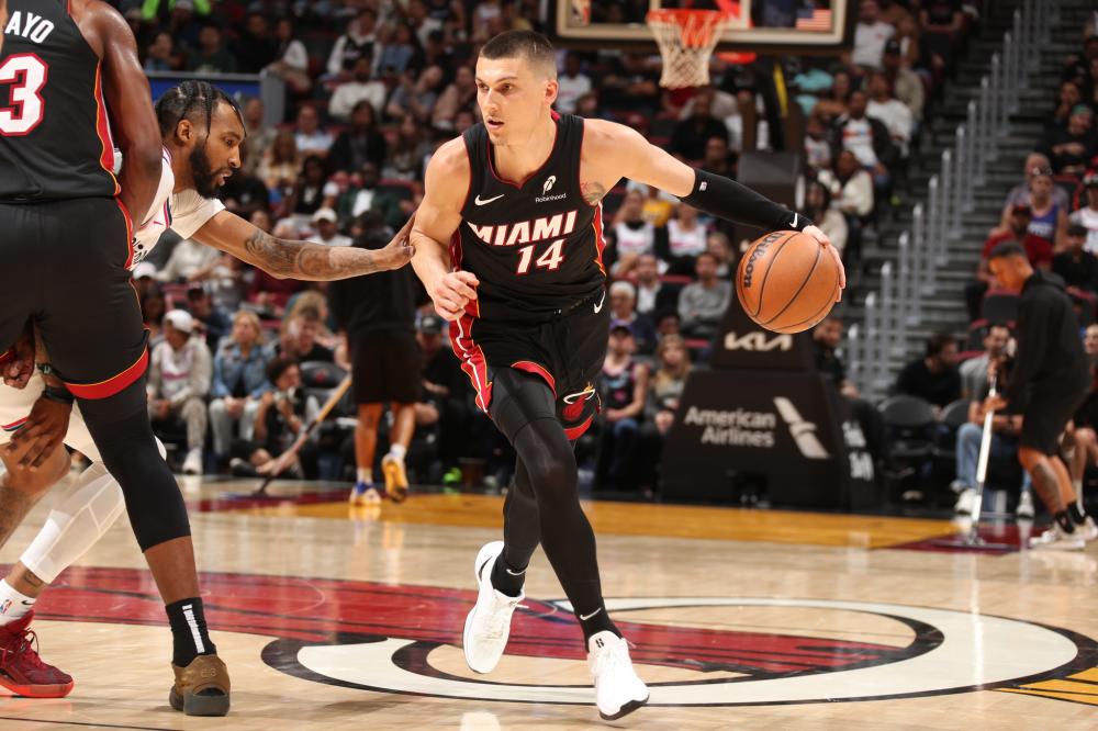 他从中场接 他从中场接